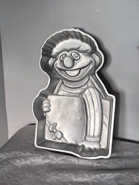 1983 BIRTHDAY PRESENT ERNIE Sesame Street Muppets Vintage Wilton Cake Pan Mold